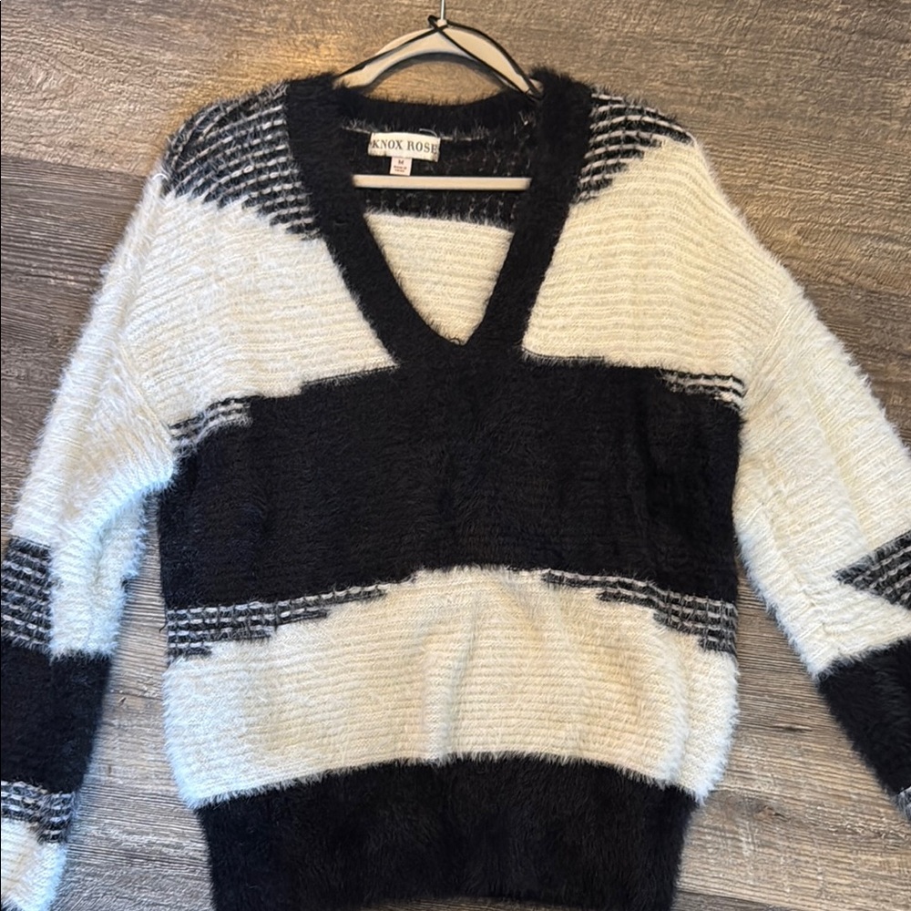 Knox Rose Black and White V-Neck Sweater